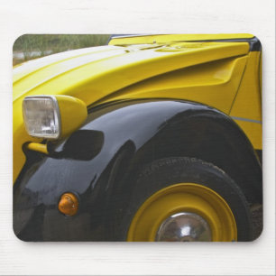 Een oude zwarte en gele Citroen 2CV 2 CV, Muismat