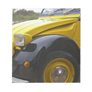 Een oude zwarte en gele Citroen 2CV 2 CV, Notitieblok