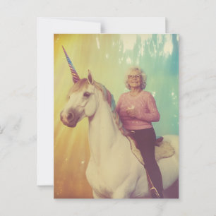 Een oudere vrouw die op haar eenhoorn rijdt briefkaart