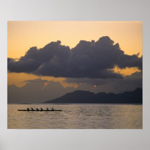 Een outrigger kano-team oefent voor de kust poster