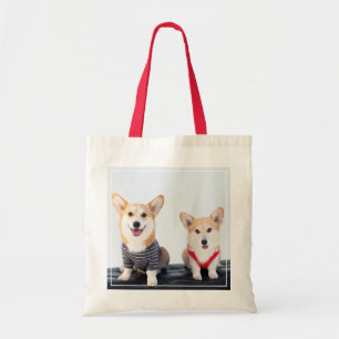 Een paar Corgis op een bank Tote Bag