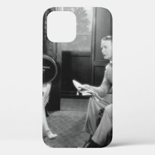 Een paar dat in een compartiment van een trai zit iPhone 12 hoesje