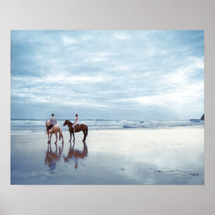 Een paar rijpaarden op het strand van Parkiri in N Poster