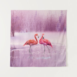 Een paar roze flamingo's staan in het water op de wandkleed