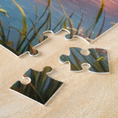 Een paar zwanen glijden op een sereen meer legpuzzel (Zijkant)