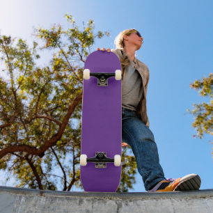 Een paarse achtergrond met een witte rand skateboard