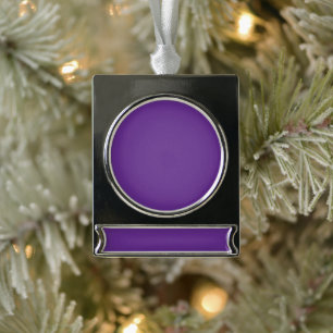 Een paarse achtergrond met een witte rand verzilverd banner ornament