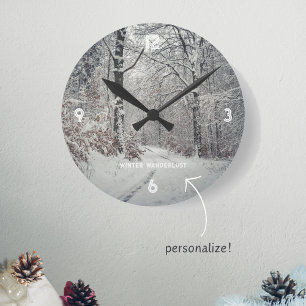 Een pad door het betoverde winterbos ronde klok