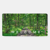 Een pad in het groene bos spandoek (Horizontaal)