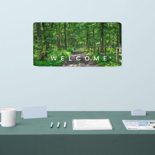 Een pad in het groene bos spandoek (Beurs)