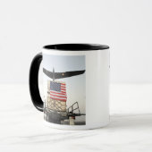 Een pallet met humanitaire hulpgoederen mok (Voorkant links)