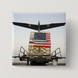 Een pallet met humanitaire hulpgoederen vierkante button 5,1 cm
