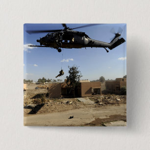 Een pararescueman rappels van een HH-60 2 Vierkante Button 5,1 Cm