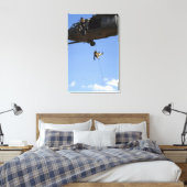 Een pararescueman rappels van een HH-60 Canvas Afdruk (Insitu (Slaapkamer))
