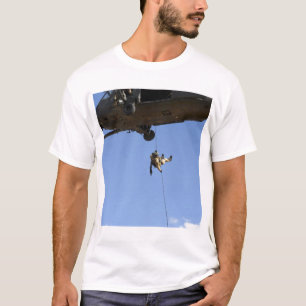 Een pararescueman rappels van een HH-60 T-shirt