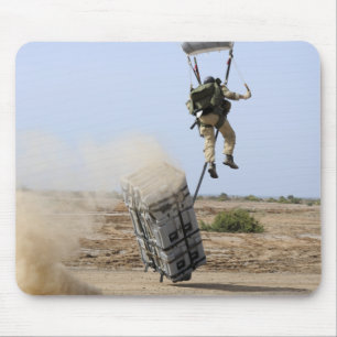 Een pararescueman valt het gebied binnen muismat