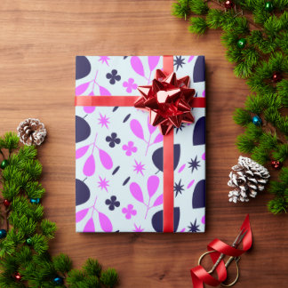 Een patroon van donkerroze en paarse bloemen en ro cadeaupapier