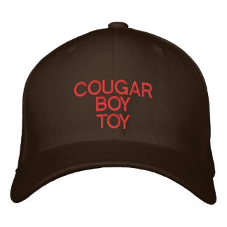 Een pet met "COUGAR BOY SPEELGOED" erop