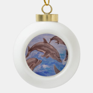 Een peul speelse dolfijnen keramische bal ornament