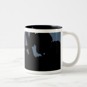 Een piloot bereidt zich voor op de start tweekleurige koffiemok