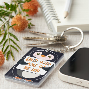 Een pinguïn die een bord vasthoudt met aangepaste sleutelhanger