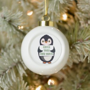 Een pinguïn die een bord vasthoudt met aanpasbare keramische bal ornament