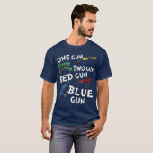 Eén Pistool twee Pistool rood Pistool blauw Pistoo T-shirt (Voorkant volledig)
