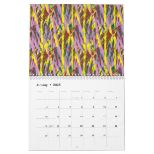 Een pluizige grijze kat met groene ogen zit op een kalender