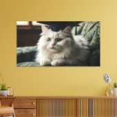 Een pluizige witte kat met een afstudeerdop canvas afdruk (Insitu (Woonkamer))