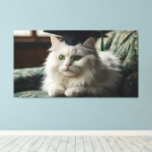 Een pluizige witte kat met een afstudeerdop canvas afdruk (Insitu (Houten vloer))
