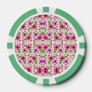 Een pokerchip met een bloempatroon in roze