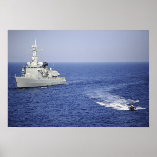 Een Portugese marine-eenheid in een opblaasbare bo Poster