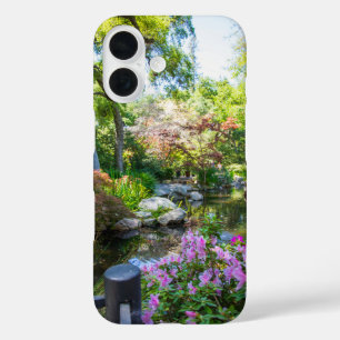 Een prachtig lentelandschap in de tuin iPhone 16 hoesje
