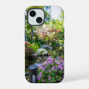 Een prachtig lentelandschap in de tuin iPhone 15 hoesje