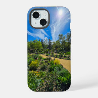 Een prachtig lentelandschap in de tuin iPhone 15 hoesje
