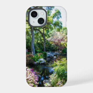 een prachtig lentelandschap in een Japanse tuin iPhone 15 Hoesje