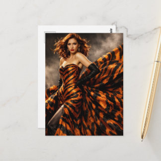 Een prachtige vrouw in een tijgerprint jurk briefkaart