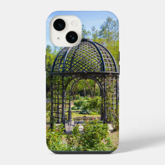 een prieel in een prachtig tuinlandschap iPhone 14 hoesje