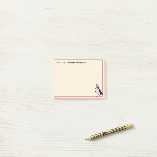 Eén Puffin op de bureau van 4x3 PostIt Note Pad (Op bureau)