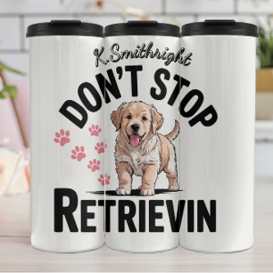 Een puppy die niet stopt met ophalen thermosbeker