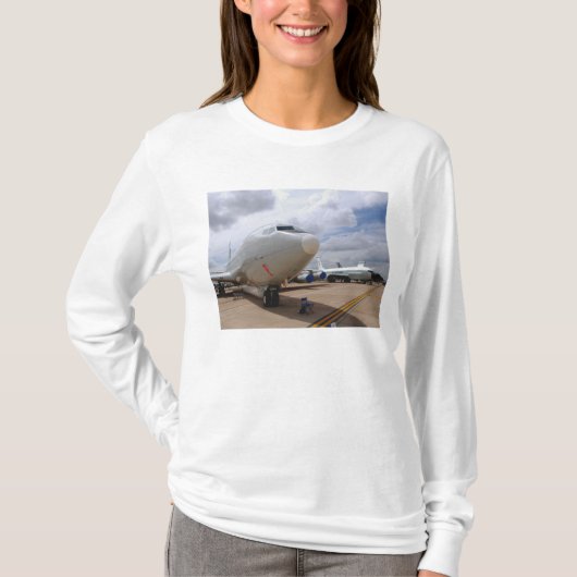 Een RC-135V/W rivet Joint vliegtuig T-shirt (Voorkant)