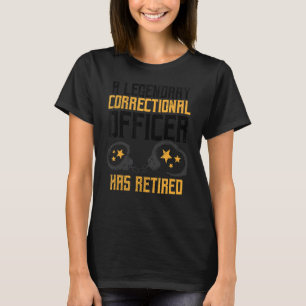 Een rechtsprekende ambtenaar heeft zijn pensioen t-shirt