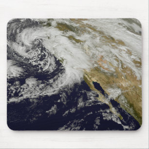 Een reeks sterke stormen met felle winden 2 muismat