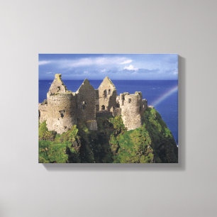 Een regenboog boven het middeleeuwse kasteel Dunlu Canvas Afdruk