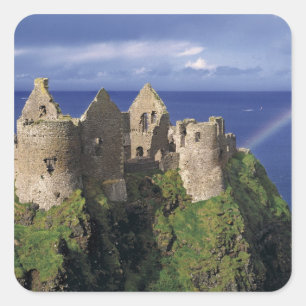 Een regenboog boven middeleeuws Dunluce Castle op Vierkante Sticker