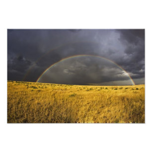 Een regenboog die verschijnt door een nevelige nam foto afdruk