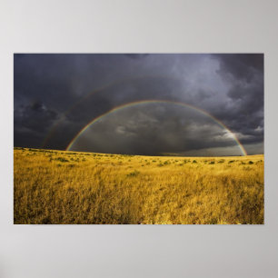 Een regenboog die verschijnt door een nevelige nam poster