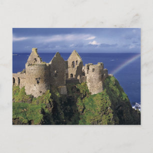 Een regenboog treft middeleeuws kasteel Dunluce aa Briefkaart
