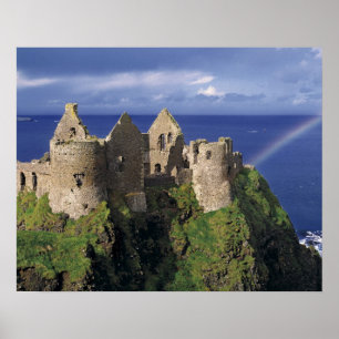 Een regenboog treft middeleeuws kasteel Dunluce aa Poster