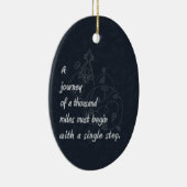 "Een reis..." Zen Proverb. Keramisch Ornament (Rechts)